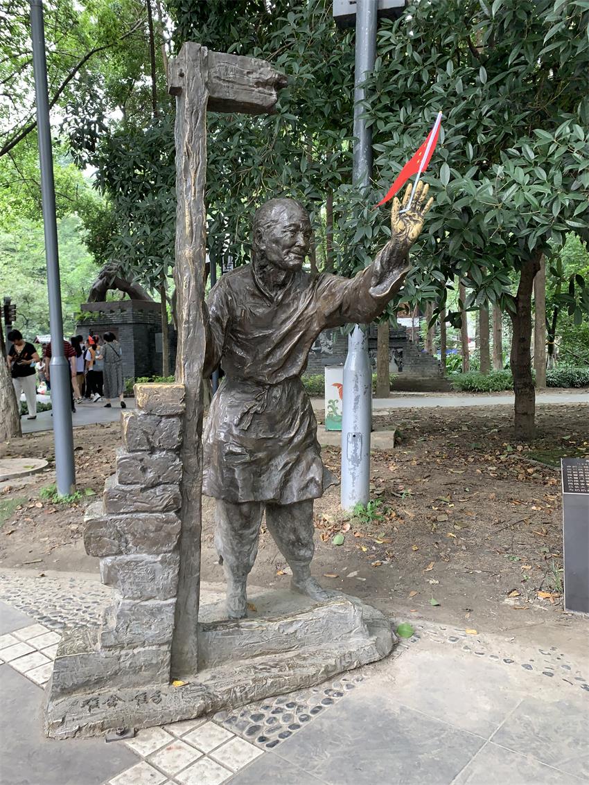 1633767553147095.jpg 20.4 雕塑難舍難分1.jpg